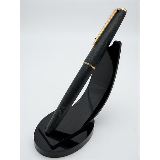 תמונה של עט נובע תוצרת מונבלאן Montblanc, גוף עשוי עץ, ציפורן זהב 14k