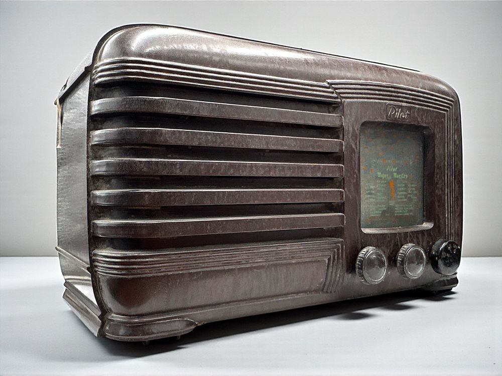 רדיו וינטג עשוי בקליט תוצרת Pilot. לא נבדקה תקינות