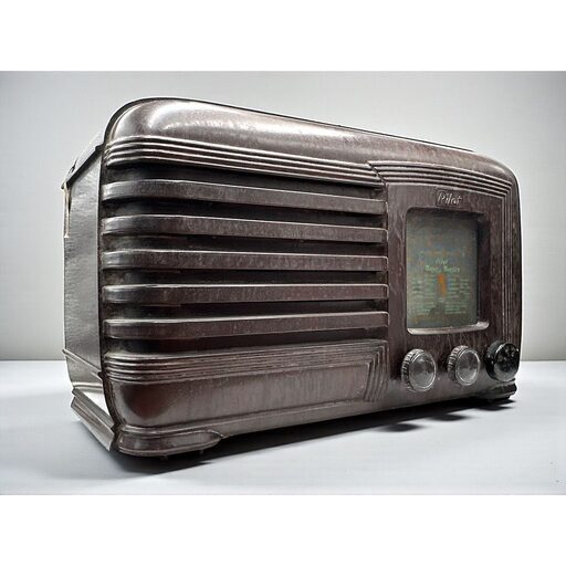 רדיו וינטג עשוי בקליט תוצרת Pilot. לא נבדקה תקינות